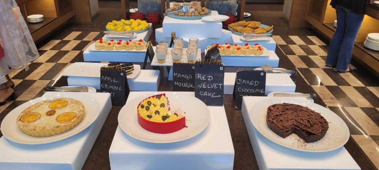 Taj City Centre New Town, Καλκούτα Εξωτερικό φωτογραφία A selection of cakes at a coffee shop
